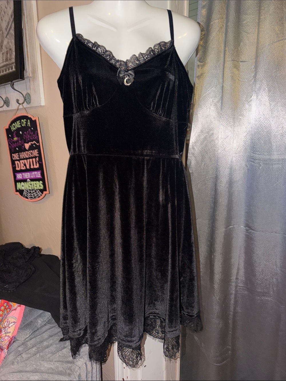 Women’s Black Lace-Trim Velvet Chemise Goth/ emo Halloween Dress size Large